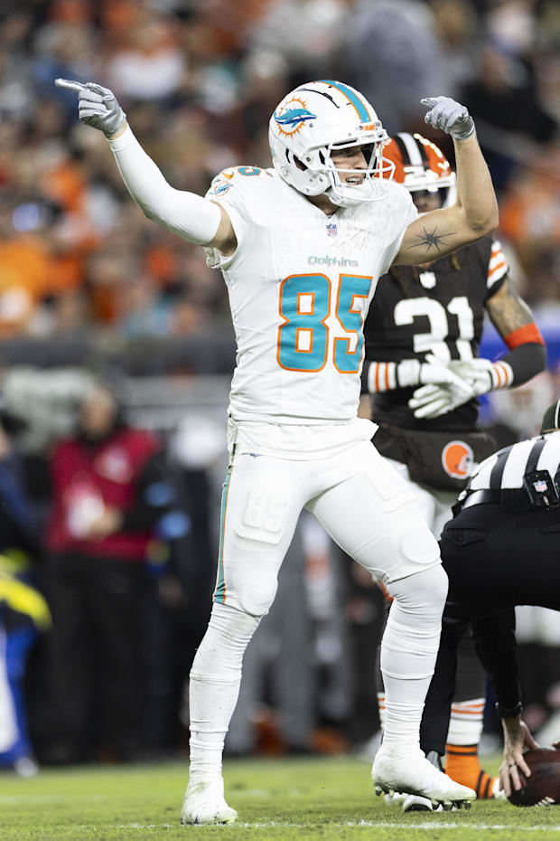 Miami Dolphins wide receiver River Cracraft signals for a first down following his reception against the Cleveland Browns