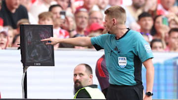 VAR-Einsatz bei FC Bayern München vs Sport-Club Freiburg - Bundesliga