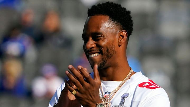 Former New York Giants players Victor Cruz (80) and Zak DeOssie (51) applaud head coach Tom Coughlin during a ceremony honoring the Super Bowl XLVI team. The Giants fall to the Rams, 38-11, at MetLife Stadium on Sunday, Oct. 17, 2021, in East Rutherford.

Nyg Vs Lar