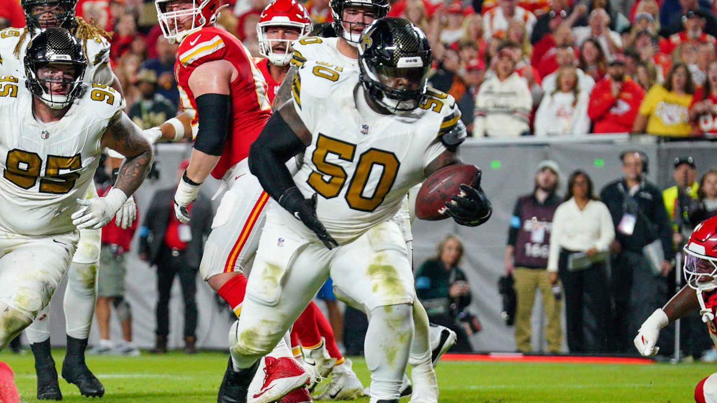 Khalen Saunders intercepts Patrick Mahomes; brother is Taylor Swift