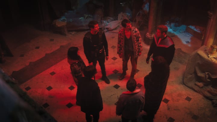 The Umbrella Academy. (L to R) Ritu Arya as Lila Pitts, Aidan Gallagher as Number Five, David Castañeda as Diego Hargreeves, Robert Sheehan as Klaus Hargreeves, Elliot Page as Viktor Hargreeves, Emmy Raver-Lampman as Allison Hargreeves, Tom Hopper as Luther Hargreeves in episode 406 of The Umbrella Academy. Cr. Courtesy Of Netflix © 2024
