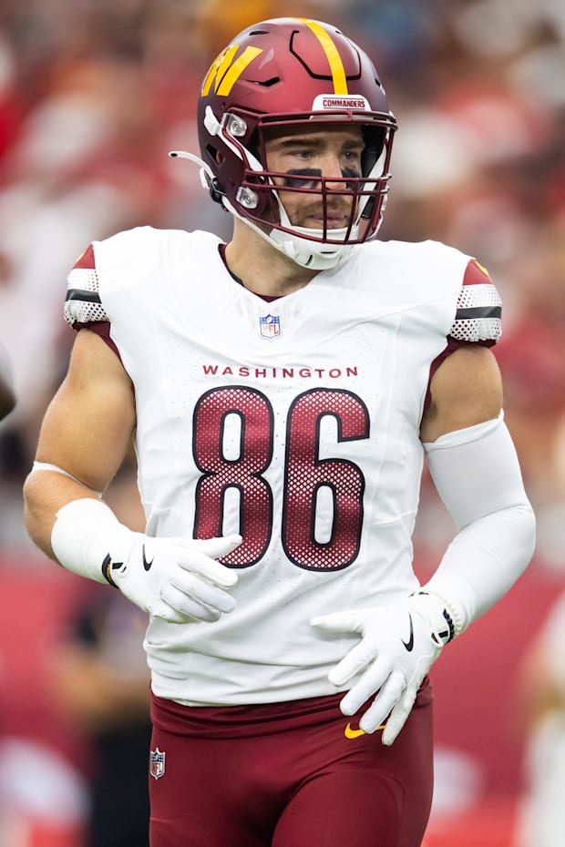 Washington Commanders tight end Zach Ertz against the Arizona Cardinals at State Farm Stadium Washington Commanders tight end Zach Ertz against the Arizona Cardinals at State Farm Stadium