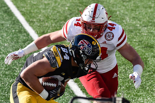 Iowa tight end Sam LaPorta and Nebraska linebacker Garrett Nelson in action in 2020.