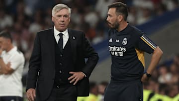 Carlo Ancelotti y su hijo Davide, durante un juego de LaLiga del Real Madrid 