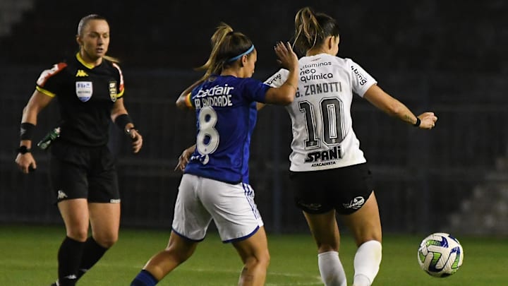 Corinthians e Cruzeiro fazem o grande jogo da rodada Corinthians e Cruzeiro fazem o grande jogo da rodada