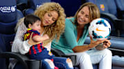 Shakira, su hijo Milan y Montserrat Bernabéu en uno de los partidos que disputó Gerard Piqué