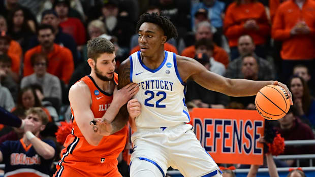 The Kentucky Wildcats Center Amari Williams (22) seems to pass against the Illinois Fighting Illini Center Tomislav Ivisic (13)