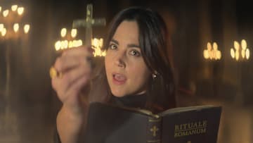 The Sandman. Jenna Coleman as Johanna Constantine in episode 103 of The Sandman. Cr. Courtesy of Netflix © 2022