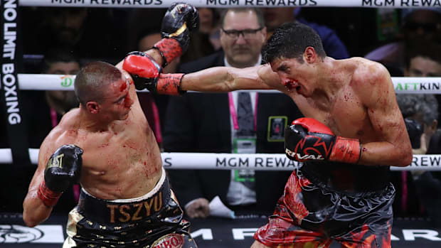 Tim Tsyzu (left) vs. Sebastian Fundora for the WBC and WBO junior middleweight championship on March 29 in Las Vegas. 