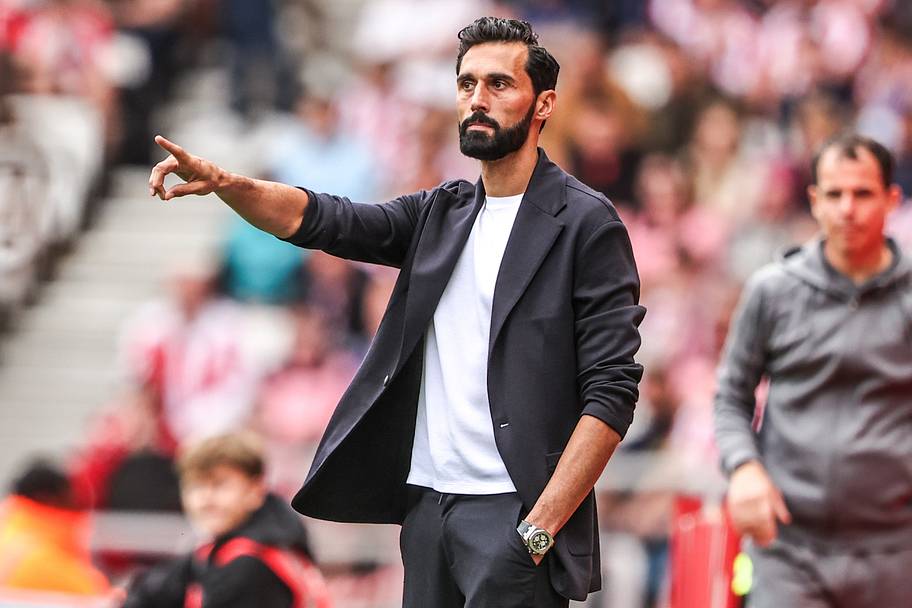 Álvaro Arbeloa pointing.