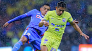 Charly Rodríguez de Cruz Azul sigue de cerca a Salvador Reyes del América durante el Apertura 2022.