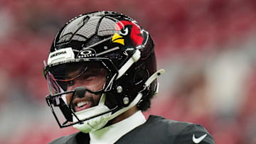 Arizona Cardinals quarterback Kyler Murray (1) chats with teammates before their game against the Tennessee Titans at State Farm Stadium in Glendale on Oct. 5, 2025.