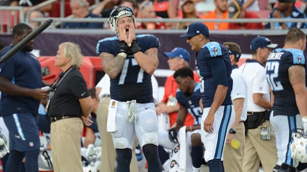 Tennessee Titans quarterback Marcus Mariota (8) and linemen Taylor Lewan (77) react on the sideline in the second half 
