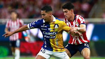 Ricardo Chávez del San Luis y José Castillo de Chivas en el A2024
