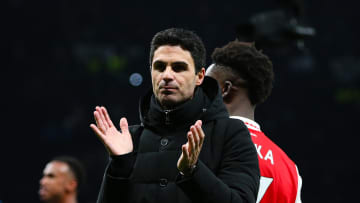 Arsenal mengamankan puncak klasemen Liga Inggris berkat kemenangan 2-0 atas Tottenham Hotspur