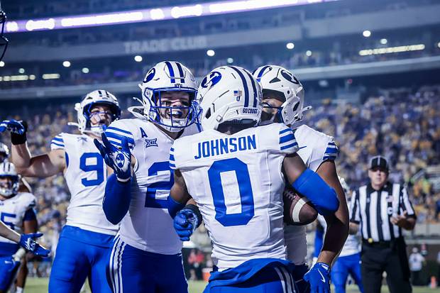 O quarterback da BYU Evan Johnson contra a Carolina do Leste O quarterback da BYU Evan Johnson contra a Carolina do Leste