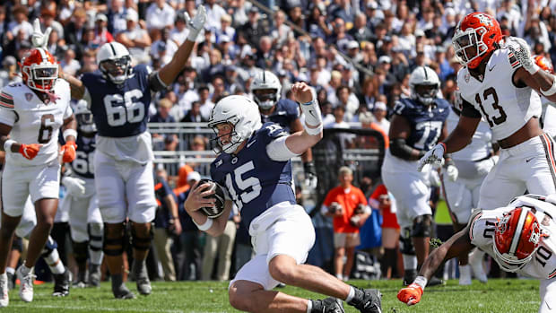 Penn State Nittany Lions quarterback Drew Allar (15) rushes for a touchdown during the first quarter against the Bowling Gree