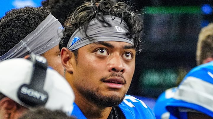 Detroit Lions running back Sione Vaki looks at the big screen during the first quarter of the preseason game at Ford Field in Detroit, Saturday, Aug. 16, 2025.