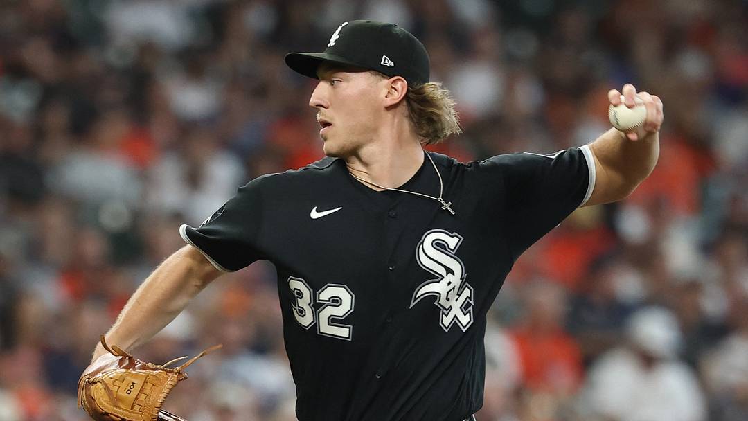 Sep 29, 2026; Houston, Texas, USA; Chicago White Sox pitcher Hagen Smith (32) throws a pitch against the Houston Astros in the first inning during game one of the Wildcard round for the 2026 MLB Playoffs at Daikin Park. Mandatory Credit: Troy Taormina-Imagn Images Sep 29, 2026; Houston, Texas, USA; Chicago White Sox pitcher Hagen Smith (32) throws a pitch against the Houston Astros in the first inning during game one of the Wildcard round for the 2026 MLB Playoffs at Daikin Park. Mandatory Credit: Troy Taormina-Imagn Images