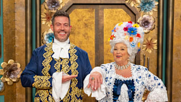 Jesse Palmer and Nancy Fuller introduce the finale challenge