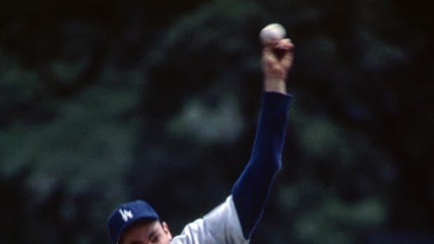 Los Angeles Dodgers pitcher Sandy Koufax (32) delivers a pitch  against the Pittsburgh Pirates