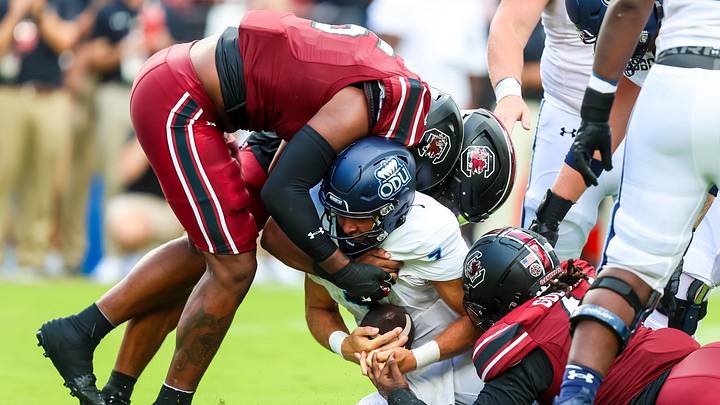 South Carolina football EDGE Dylan Stewart making a play against Old Dominion