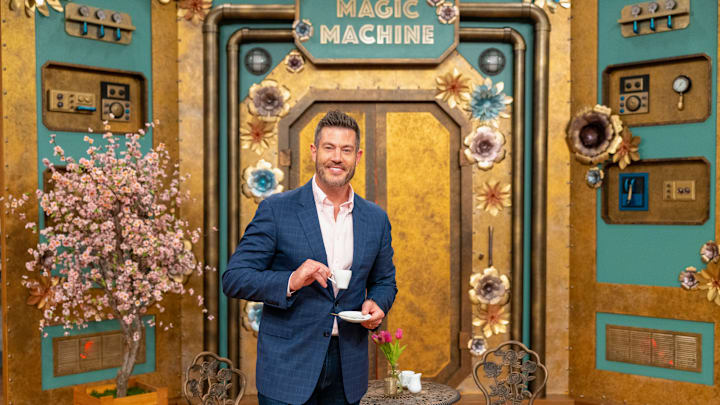 Jesse Palmer in front of the Magic Machine Challenge on Spring Baking Championship