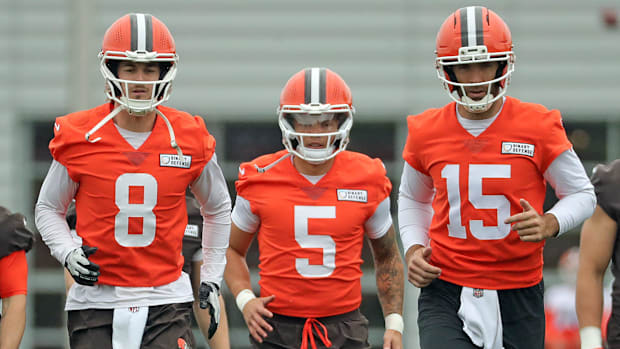 Cleveland Browns quarterbacks Kenny Pickett, left, Dillon Gabriel, center, and Joe Flacco warm up during an practice at the B