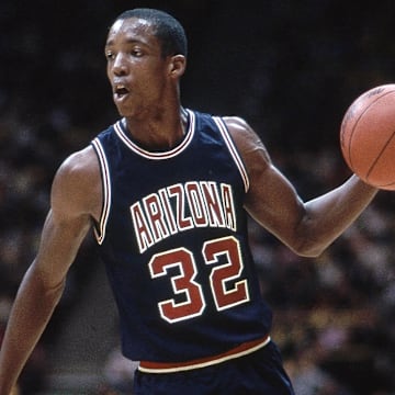 Dec 1987; Unknown location, USA, FILE PHOTO; Arizona Wildcats guard Sean Elliott (32) in action during the 1987-88 season.