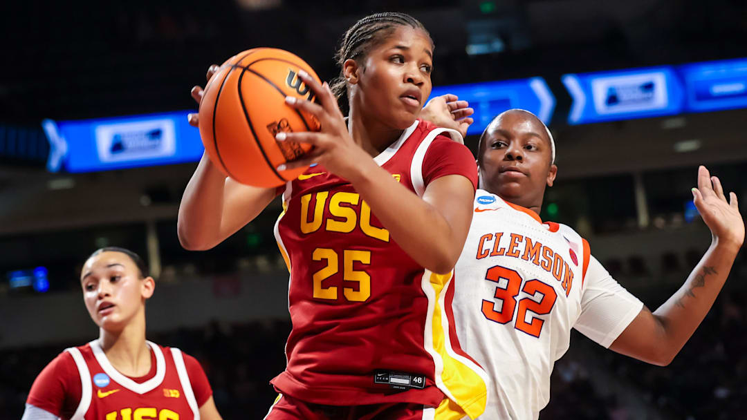 USC senior Kara Dunn scored 11 of her 22 points in the fourth quarter, battling for one more game in her college career. 