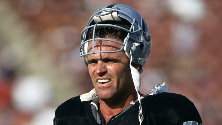 Los Angeles Raiders DE Howie Long