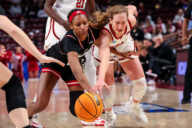 Gianna Kneepkens fights for a loose bal