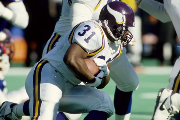 Minnesota Vikings running back Scottie Graham, now a UW assistant, runs the ball in  the 1993 NFC Wild Card playoff game agai