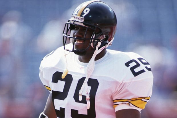 Steelers running back Barry Foster faces the Buffalo Bills at Rich Stadium in 1994. 