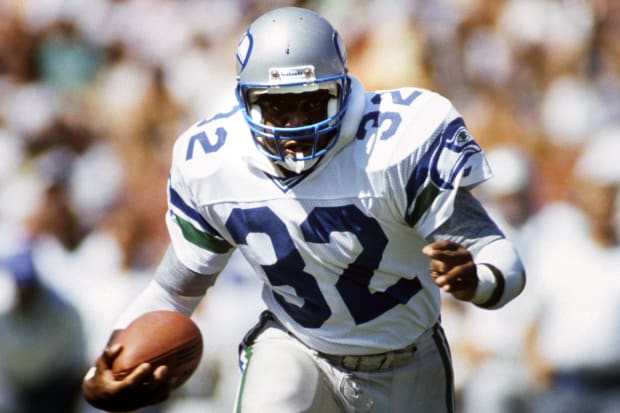 Seattle Seahawks running back John L. Williams (32) carries the ball against the Los Angeles Raiders.