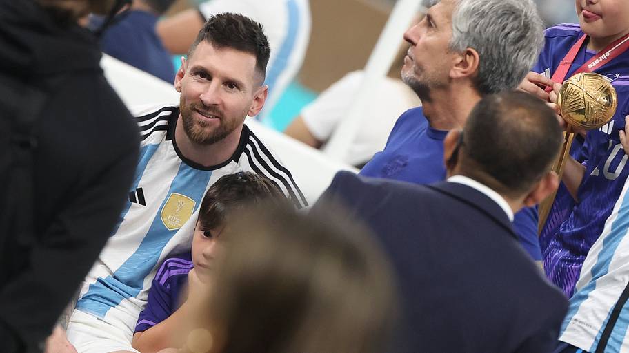 Lionel Messi (left) and his father.