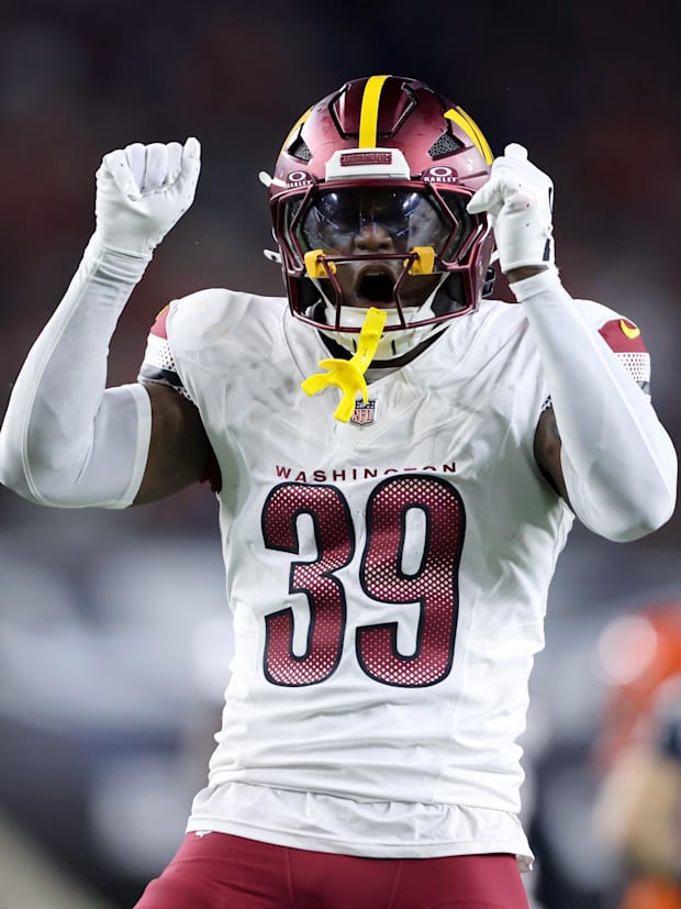 Washington Commanders safety Jeremy Reaves (39).