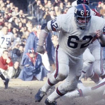 New York Giants guard Darrell Dess (62) 