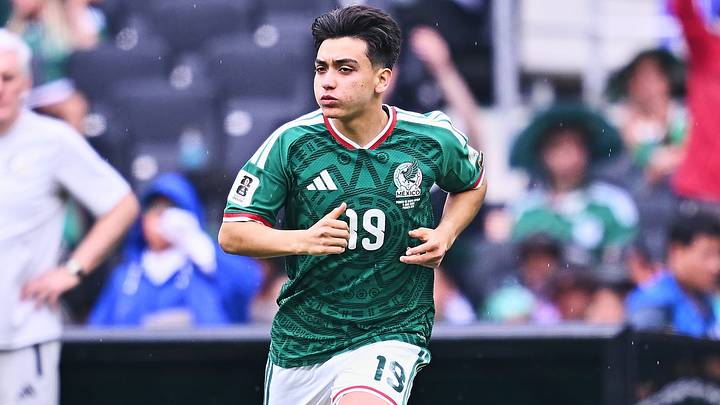 Con 17 años y 240 días, Gilberto Mora desplazó a Manuel Rosas, quien con 18 años y 87 días había vestido la camiseta del Tri en Uruguay 1930. Con 17 años y 240 días, Gilberto Mora desplazó a Manuel Rosas, quien con 18 años y 87 días había vestido la camiseta del Tri en Uruguay 1930.