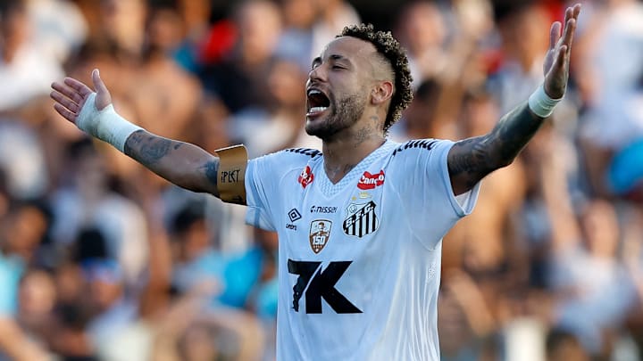 Neymar est de retour à Santos, son club formateur 