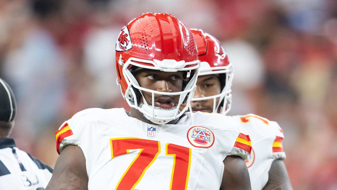 Aug 9, 2025; Glendale, Arizona, USA; Kansas City Chiefs offensive tackle Josh Simmons (71) against the Arizona Cardinals during a preseason NFL game at State Farm Stadium. Mandatory Credit: Mark J. Rebilas-Imagn Images Aug 9, 2025; Glendale, Arizona, USA; Kansas City Chiefs offensive tackle Josh Simmons (71) against the Arizona Cardinals during a preseason NFL game at State Farm Stadium. Mandatory Credit: Mark J. Rebilas-Imagn Images