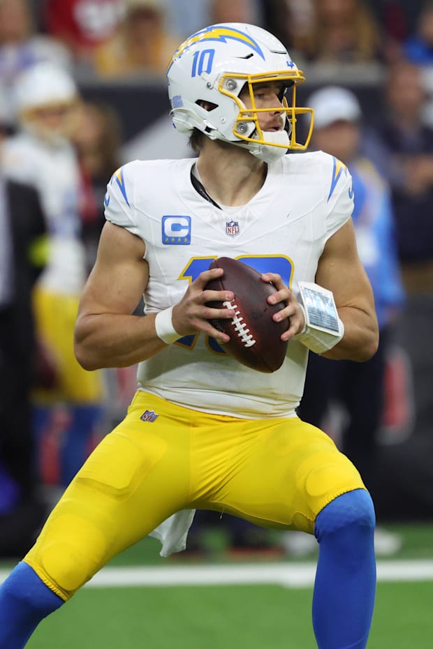 The quarter of Los Angeles Loaders Justin Herbert (10) is back for a pass.