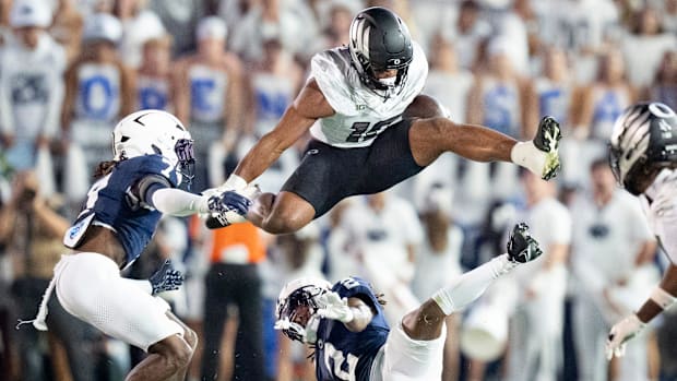 Oregon Ducks tight end Kenyon Sadiq