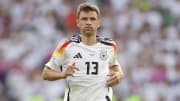 131 Spiele: Thomas Müller schiebt sich an Lukas Podolski vorbei.