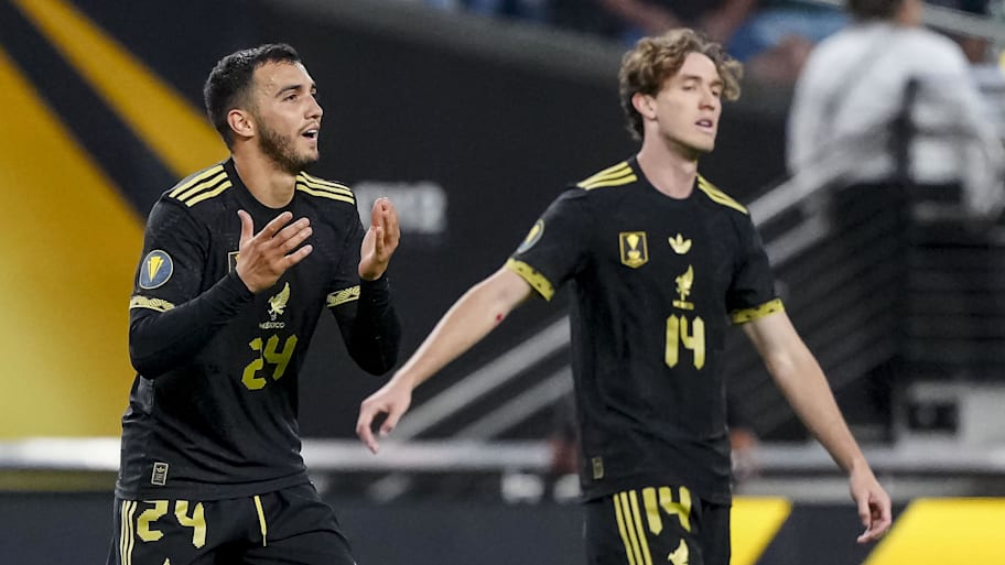 Luis Chávez (left) was among the players that were visibly frustrated, as Mexico struggled in the second half vs. Costa Rica. | Kirby Lee-Imagn Images