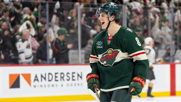 Hockey player in green unifom