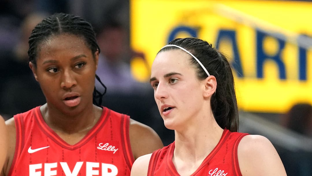  Indiana Fever guard Caitlin Clark (22) talks to Aliyah Boston (7)