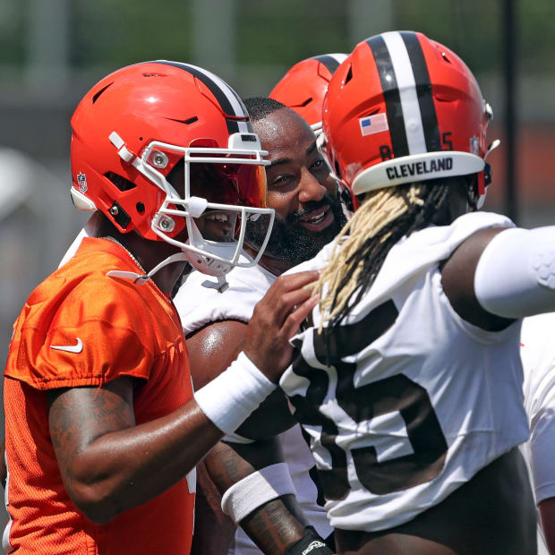 Browns quarterback Deshaun Watson talks with tight end David Njoku