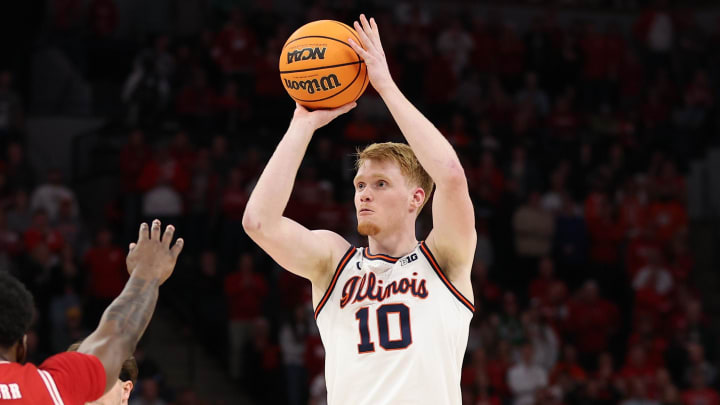 Illinois Fighting Illini guard Luke Goode (10) shoots against the Wisconsin Badgers.