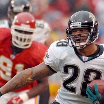 Dec 31, 2006: Kansas City, MO, USA: Jacksonville Jaguars running back (28) Fred Taylor runs for a touchdown in the second quarter as Kansas City Chiefs defensive end (91) Tamba Hali attempts coverage at Arrowhead Stadium in Kansas City, MO.  Mandatory Credit: Denny Medley - Imagn Images Copyright (c) Denny Medley



